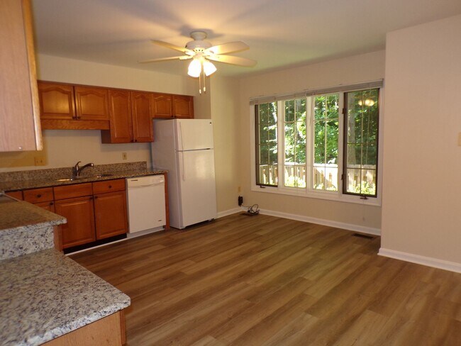 Foto del edificio - Three Bedroom Townhouse Conveniently Located In Springfield