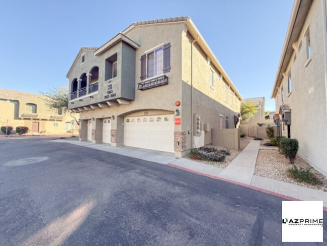 Building Photo - Stylish 3/2.5 Phoenix Condo!