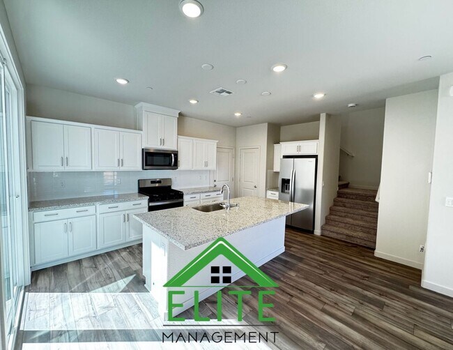 Foto del edificio - A Stunning Brand-New Home in a Prime Locat...