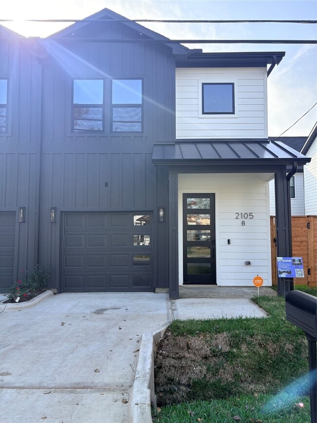 Building Photo - 2105 Esther Dr