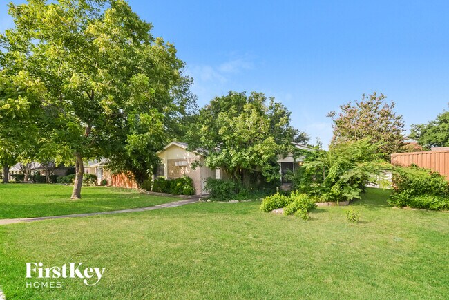 Building Photo - 3004 Charter Oak Dr