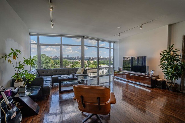 Foto del edificio - 100 Thompson Ln