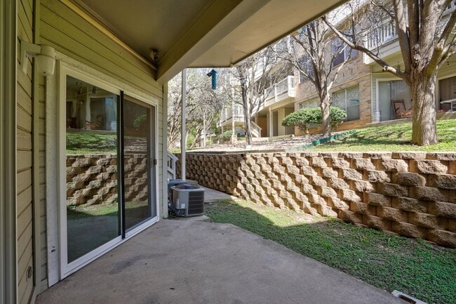 Foto del edificio - Bright 1BR / 1BA Home with Fireplace & Pantry