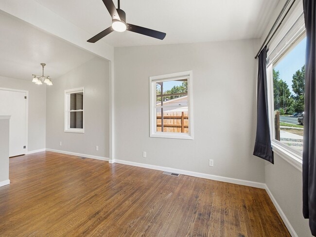Foto del edificio - Updated 3 Bed Home with Vaulted Ceilings, Solar Panels & Large Corner Lot