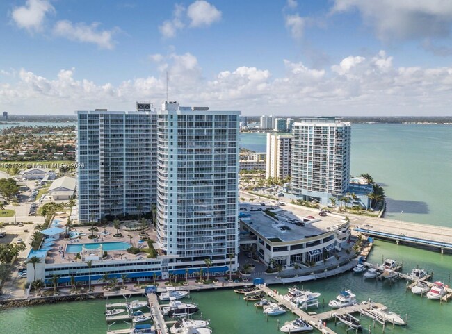 Foto del edificio - 7601 E Treasure Dr
