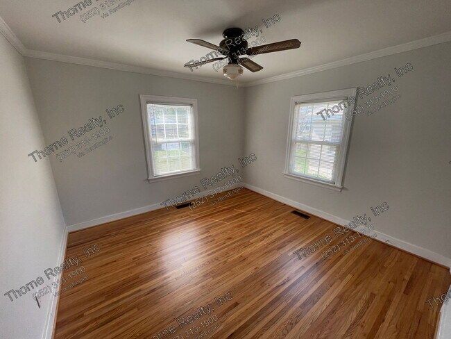 Foto del edificio - 2233 Oak Dr