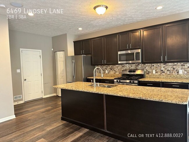 Building Photo - Beautiful 3 bedroom 3 bath townhome!