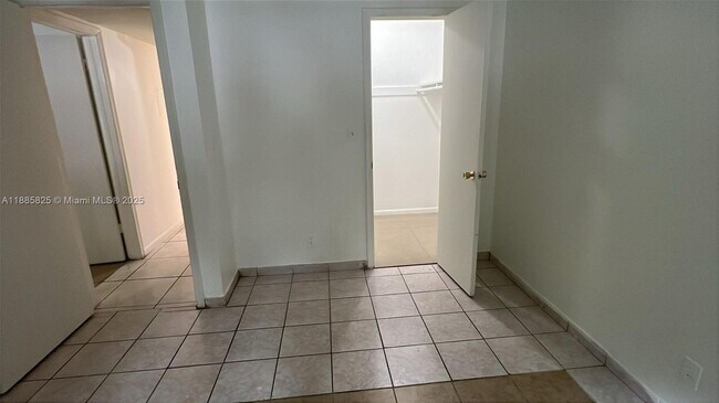 Foto del edificio - 8704 NW 35th St