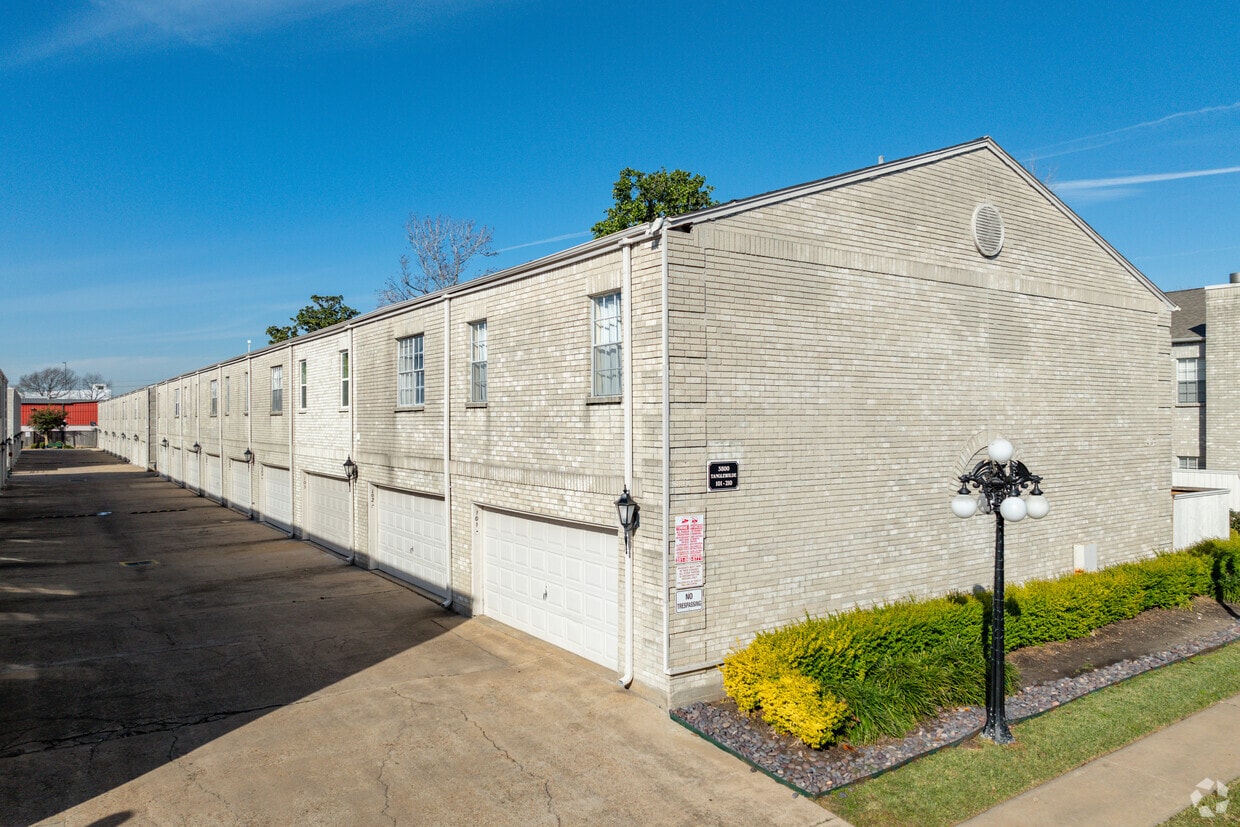 Primary Photo - 3800 Tanglewilde St