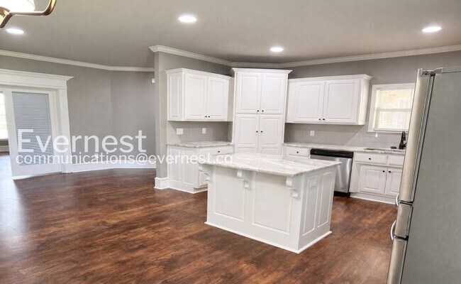 Building Photo - 3 Bed/2 Bath Home with Fenced Yard & Garage / Pet-Friendly / Vouchers Accepted / Available Now!