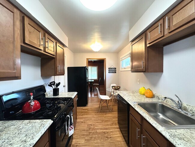 Foto del edificio - 4 Bedroom Bungalow for Rent! Euclid, Ohio
