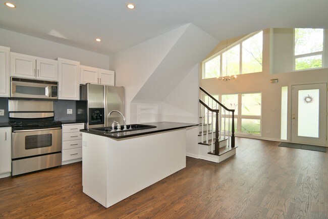 Building Photo - 828 Meadow Rd