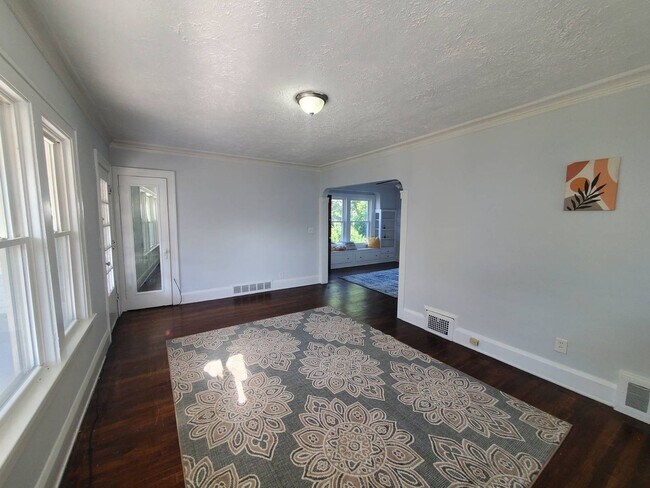 Foto del edificio - 15711 Grovewood Ave
