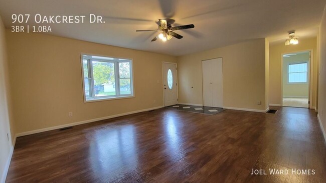 Building Photo - 907 Oakcrest Dr