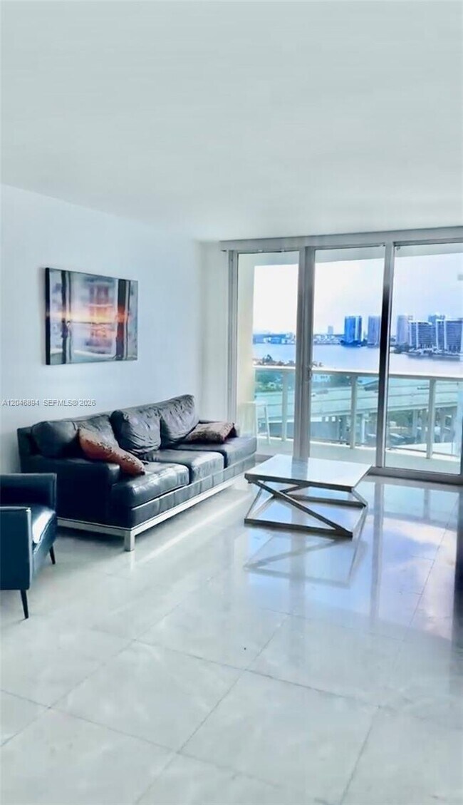 Foto del edificio - 19380 Collins Ave