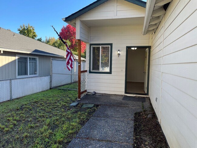 Foto del edificio - Very Nice 3 Bedroom 2 Bath Duplex-Located ...