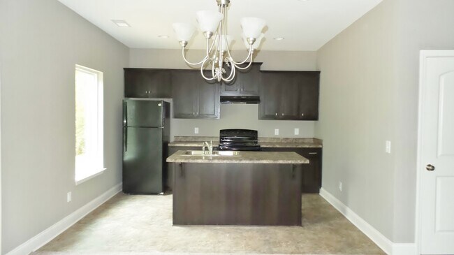 Foto del edificio - Home with Private Back Yard Available For ...