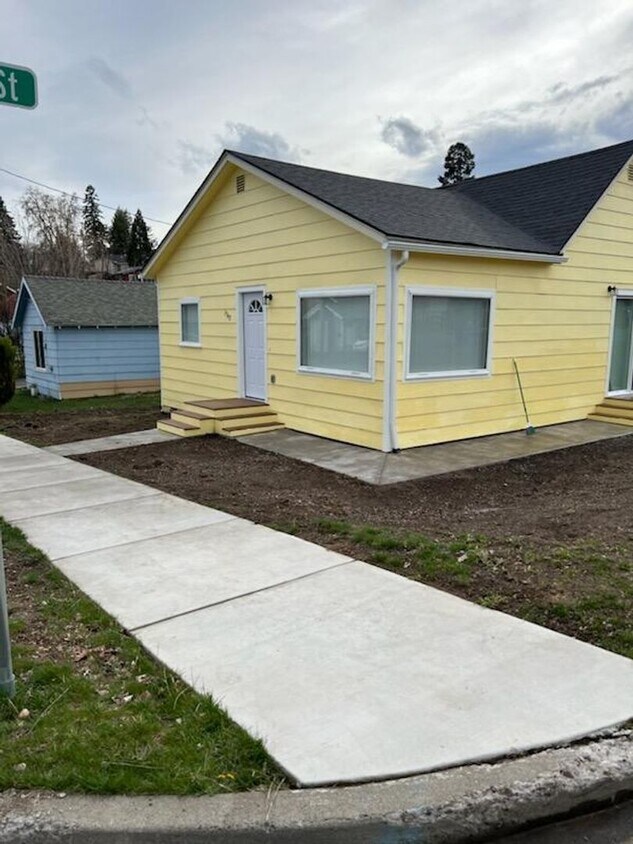 Primary Photo - 2 Bedroom 1 Bath Newly Remodeled House