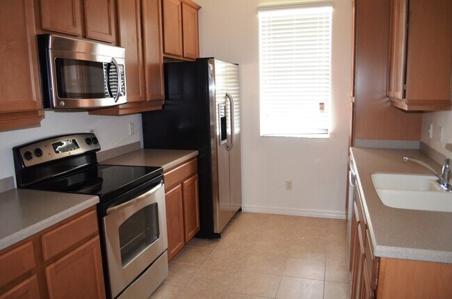 Building Photo - 2/2.5 Townhouse with 2-Car Garage in Turtl...