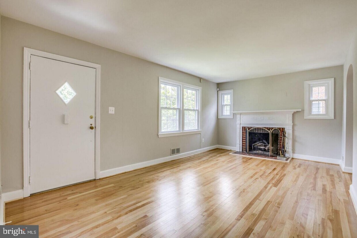 Primary Photo - 508 S George Mason Dr