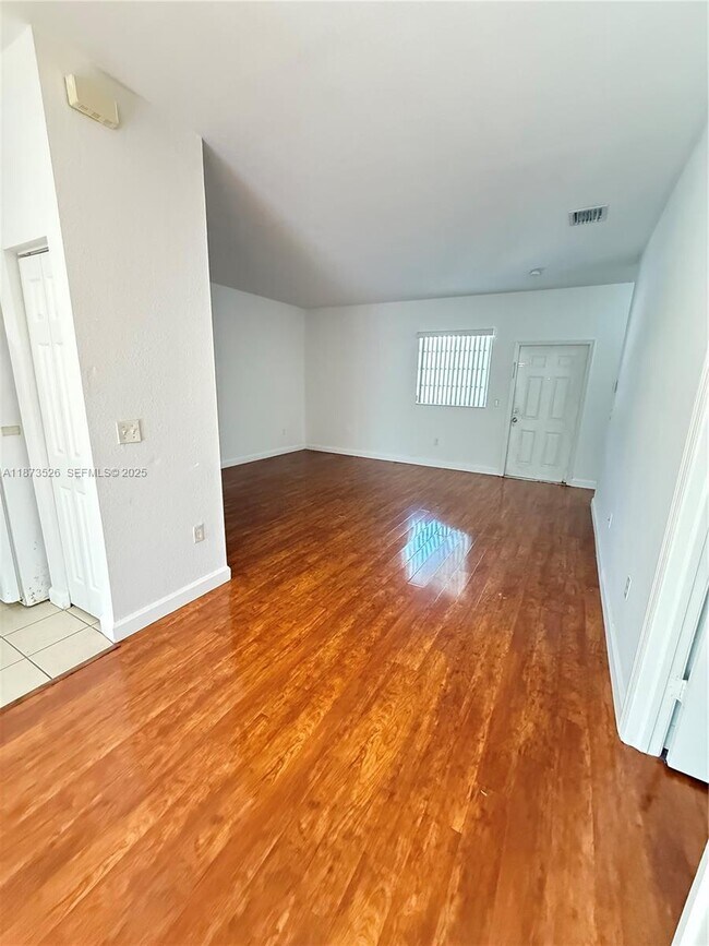 Foto del edificio - 373 NE 26th Pl