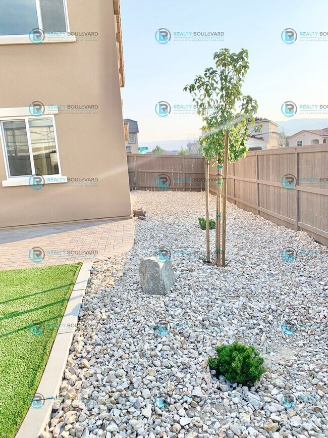 Foto del edificio - 1/2 Month Free!!  Spacious 4 Bedroom 2.5 B...