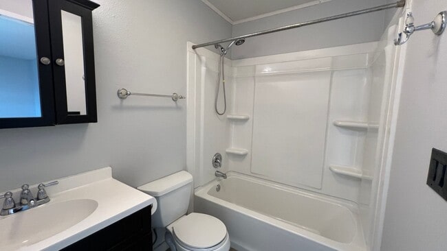 Building Photo - 2 Bedroom Ground Floor Condo in Independen...