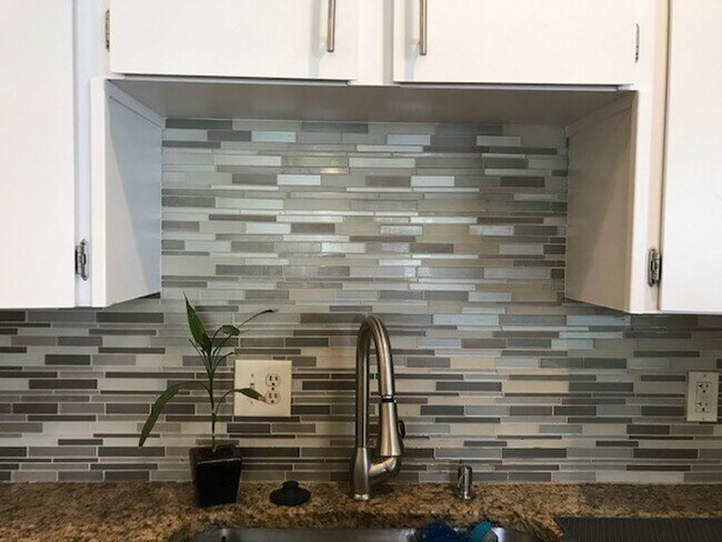 Building Photo - Remodeled Springwood Unit- 2 Bedrooms 1 Ba...
