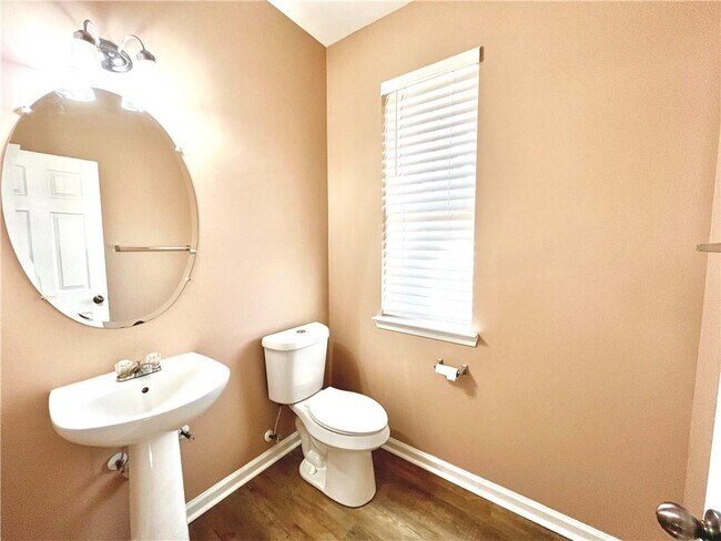Building Photo - 3431 Fernview Dr