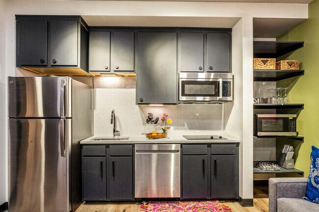 Building Photo - 611 Commerce St