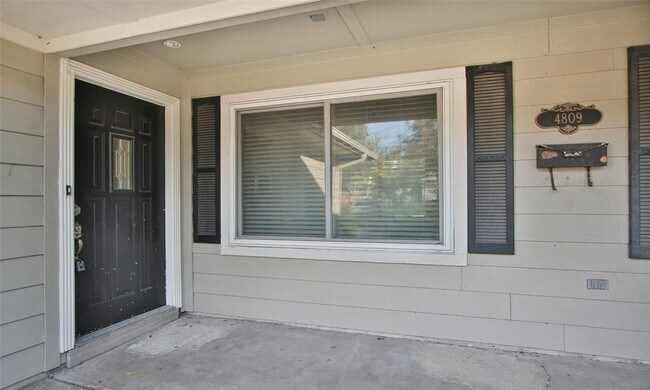 Building Photo - 4809 Saxon St
