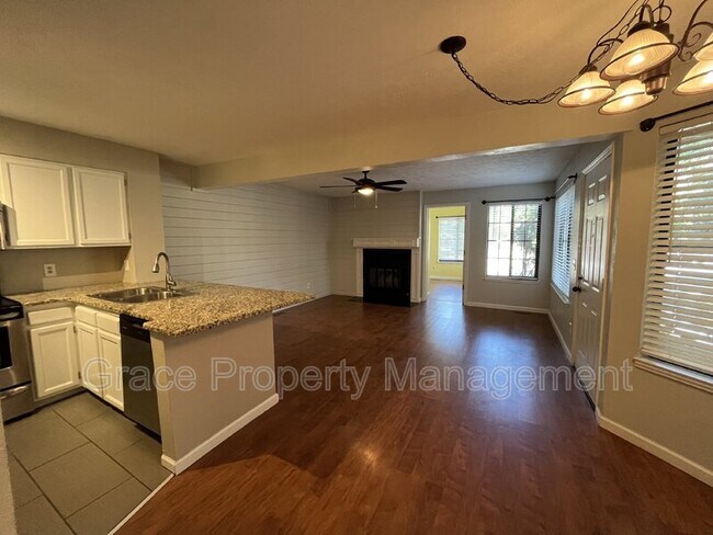 Building Photo - 4878 E Kentucky Dr