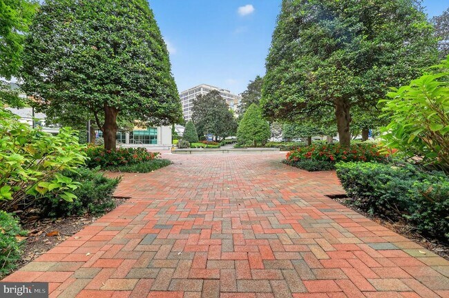 Foto del edificio - 5500 Friendship Blvd