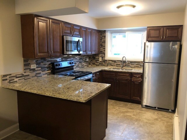 Foto principal - 447 E 192nd St