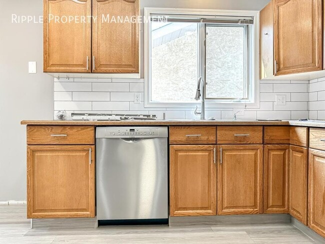 Building Photo - Modern 5 Beds, 3 Baths Single- Family | No...