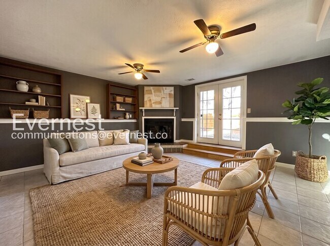 Foto del edificio - 2 Bed/2 Bath Townhome with Fenced Yard & Garage / Available Soon!