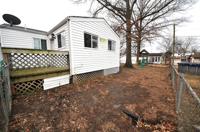 Building Photo - Freshly updated 3 Bedroom Home with a Full...