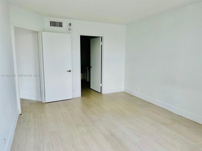 Foto del edificio - 19101 NE 36th Pl