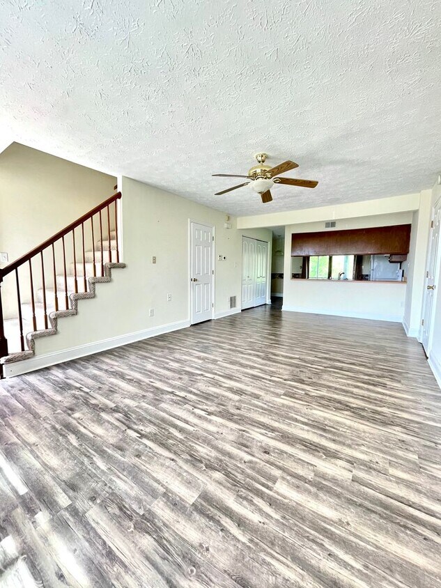 Building Photo - 720/730 Country Club Ct