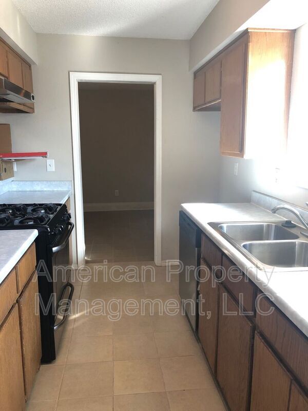 Building Photo - 305 N Bighorse St