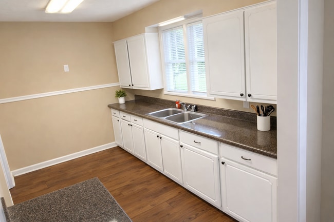 Building Photo - Large 3 Bed, 2 Bath Two-Story Home