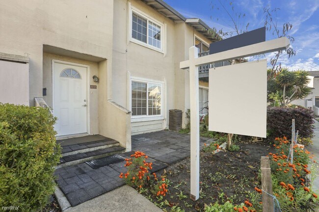 Building Photo - 3 br, 1.5 bath Townhome - 4379 Planet Circle