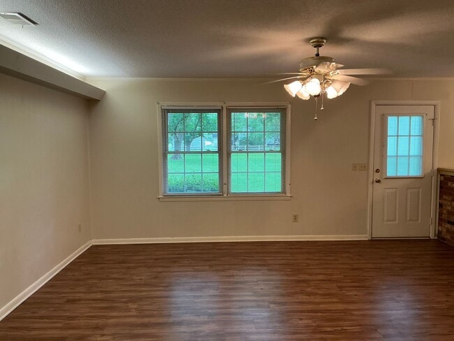 Building Photo - 2504 Mahan Dr
