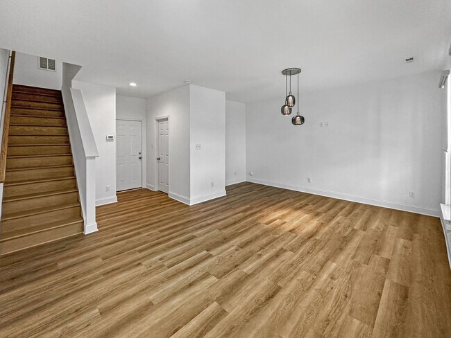 Building Photo - Breathtaking Townhome in Cosby Village!