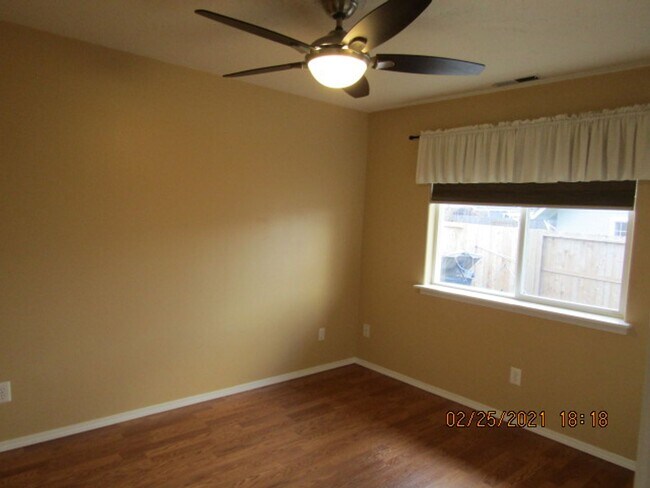 Foto del edificio - 3 bedroom 2 bathroom at the End of the cul-de-sac Home with RV Parking