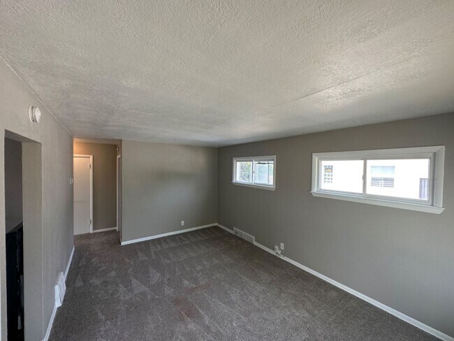 Foto del edificio - 5641-5643 N 61st St. (Duplex)