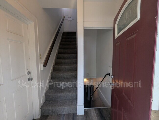 Building Photo - 822 Nuttman Ave