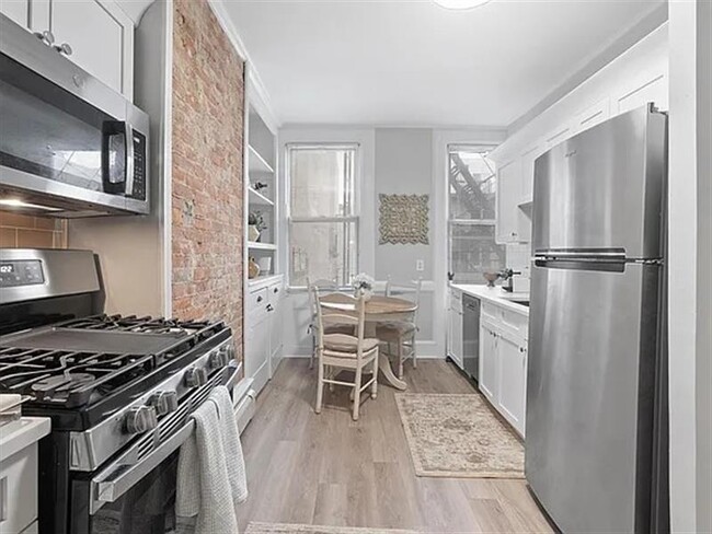 Building Photo - A generous-sized bedroom