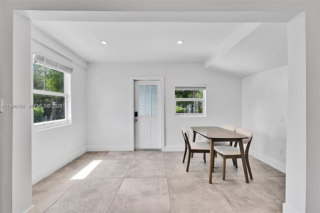 Foto del edificio - 21 NE 48th St