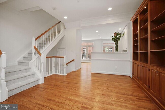 Foto del edificio - 4910 Montgomery Ln